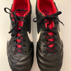 Men’s Nike soccer cleats — almost new